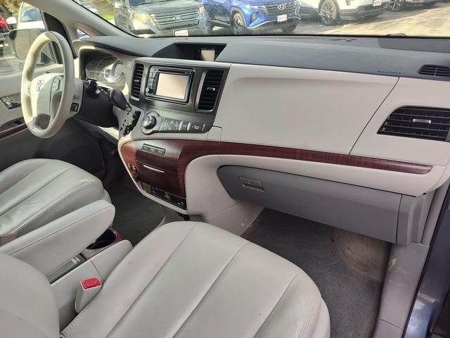 2014 Toyota Sienna photo 19 of 28
