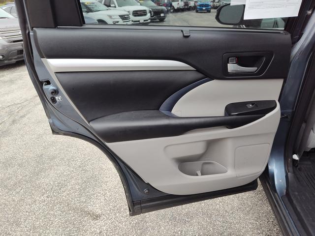 2017 Toyota Highlander photo 15 of 28