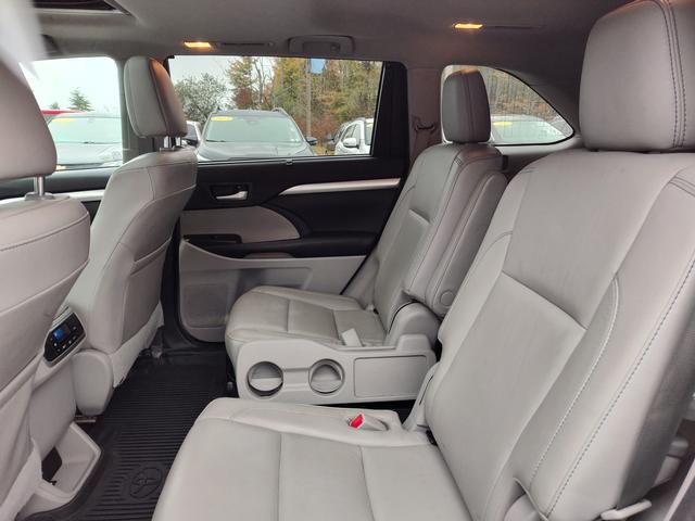 2017 Toyota Highlander photo 14 of 28
