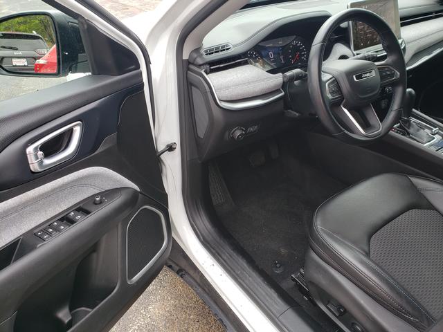 2022 Jeep Compass Latitude Bright White at Auto Express Rt. 8
