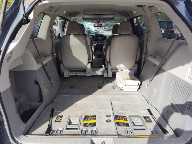2014 Toyota Sienna photo 9 of 28