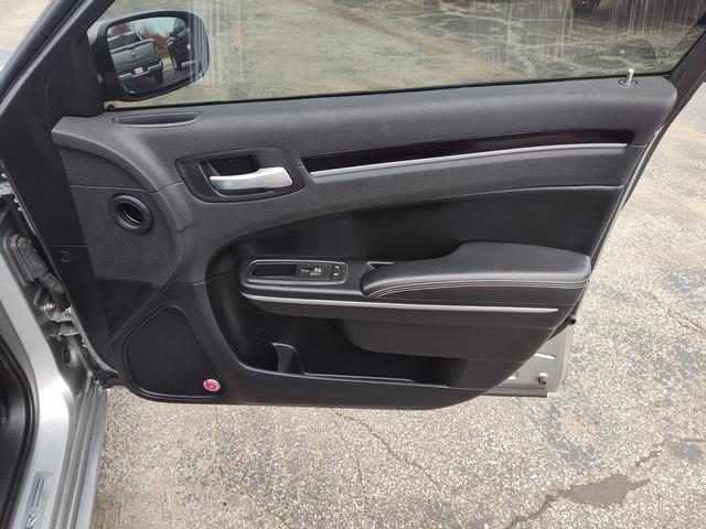 2017 Chrysler 300 photo 20 of 27