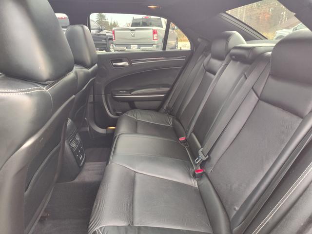 2017 Chrysler 300 photo 12 of 27