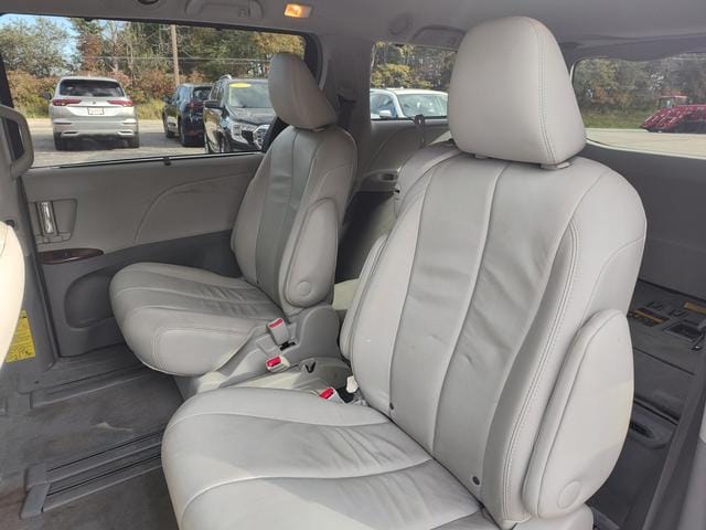 2014 Toyota Sienna photo 14 of 28