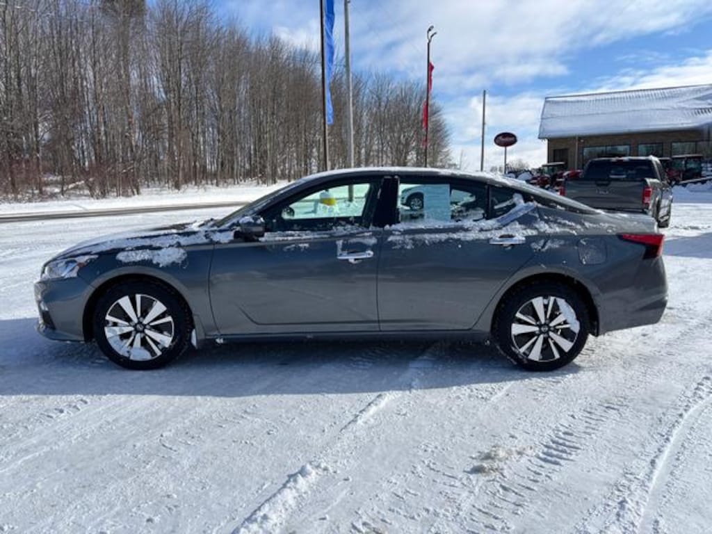 Used 2022 Nissan Altima 2.5 SV Sedan