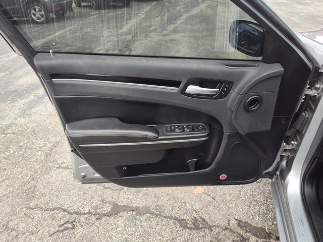 2017 Chrysler 300 photo 11 of 27