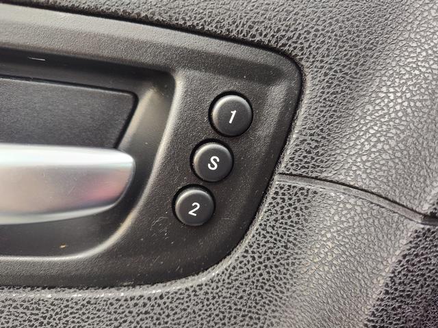 2017 Chrysler 300 photo 24 of 27