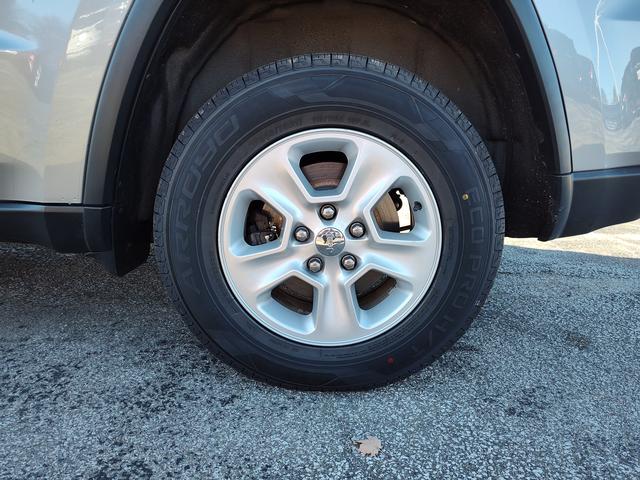 2016 Jeep Grand Cherokee photo 10 of 27