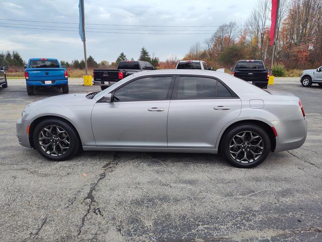 2017 Chrysler 300 photo 4 of 27