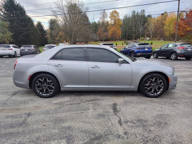 2017 Chrysler 300 photo 8 of 27