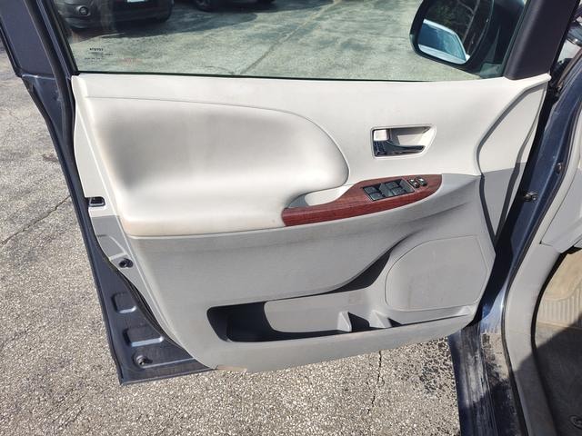 2014 Toyota Sienna photo 13 of 28