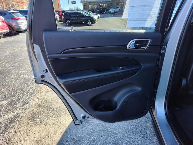 2016 Jeep Grand Cherokee photo 13 of 27
