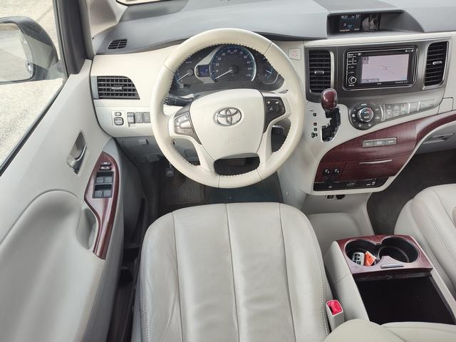 2014 Toyota Sienna photo 17 of 28