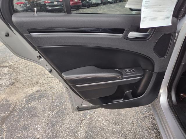 2017 Chrysler 300 photo 13 of 27