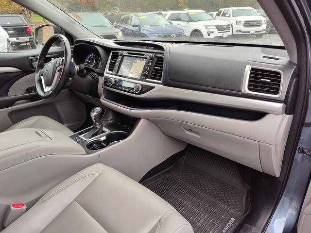 2017 Toyota Highlander photo 20 of 28