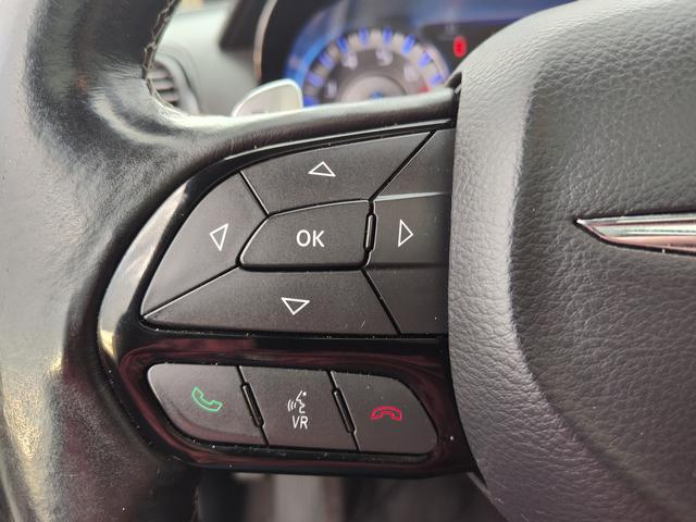 2017 Chrysler 300 photo 21 of 27