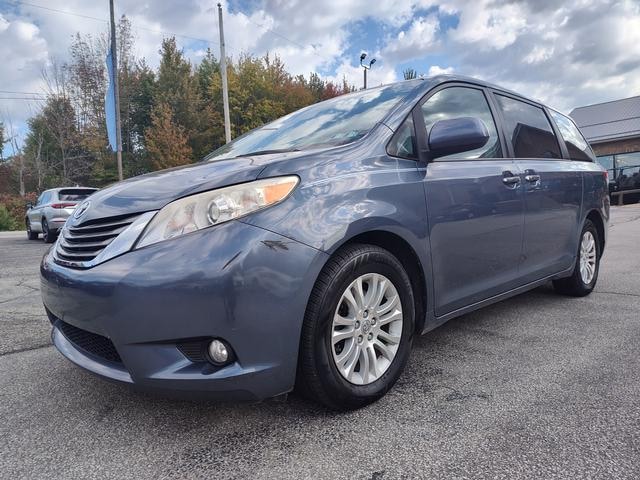2014 Toyota Sienna photo 3 of 28