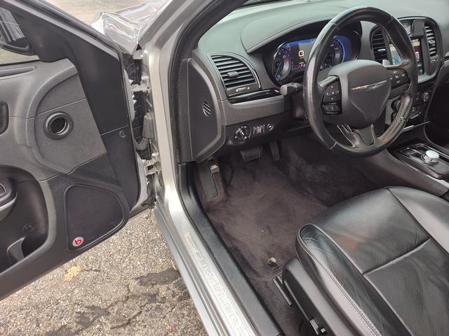 2017 Chrysler 300 photo 10 of 27