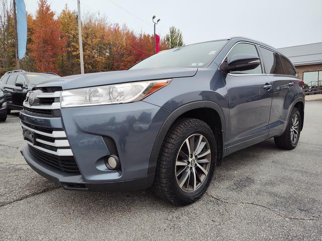 2017 Toyota Highlander photo 3 of 28