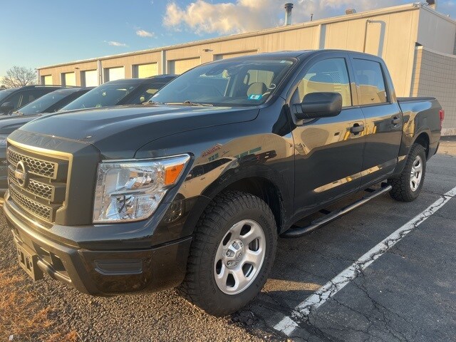 2023 Nissan Titan S photo 2