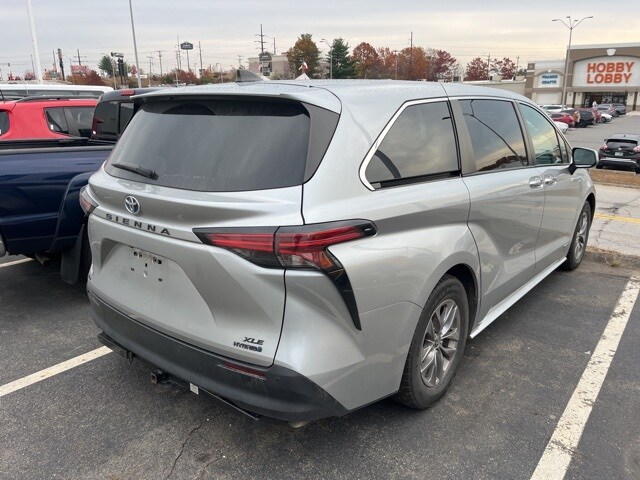 2021 Toyota Sienna XLE photo 3