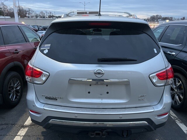 2015 Nissan Pathfinder SV photo 2