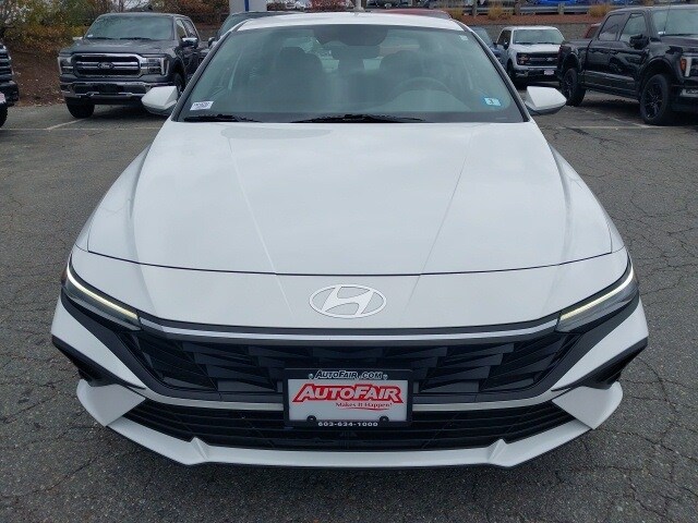 2024 Hyundai Elantra SEL photo 3