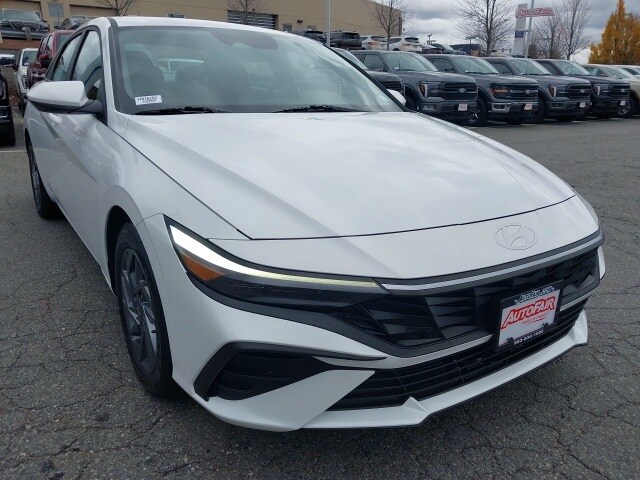 2024 Hyundai Elantra SEL photo 2