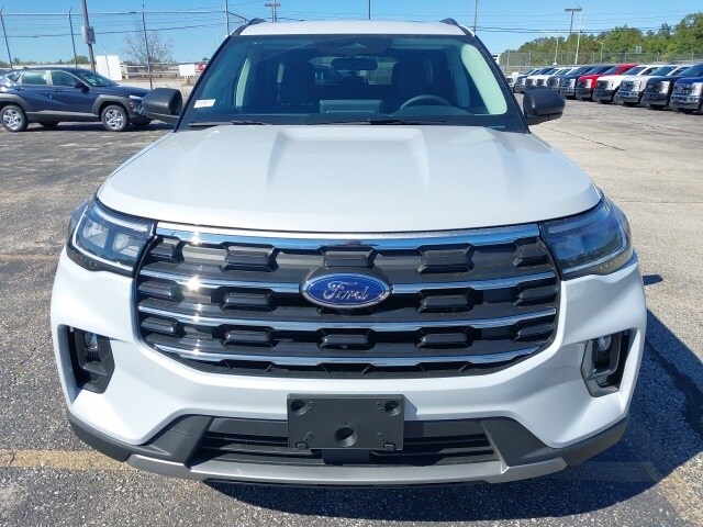 2025 Ford Explorer photo 2
