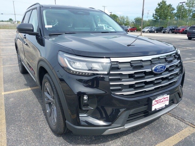 2025 Ford Explorer photo 2