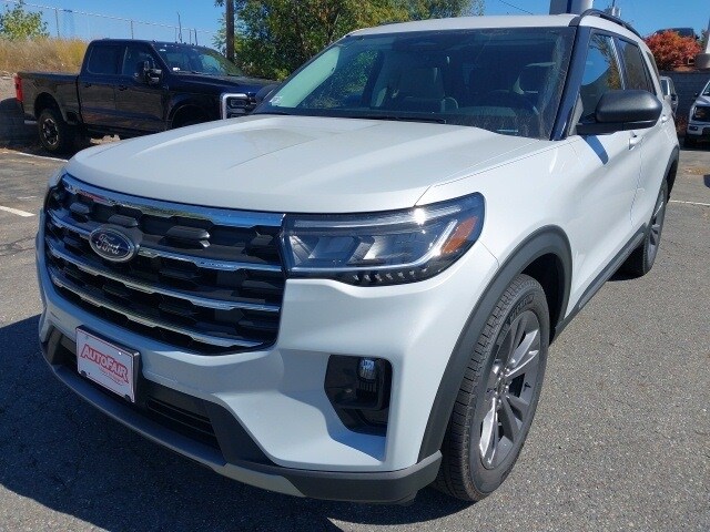 2025 Ford Explorer photo 2