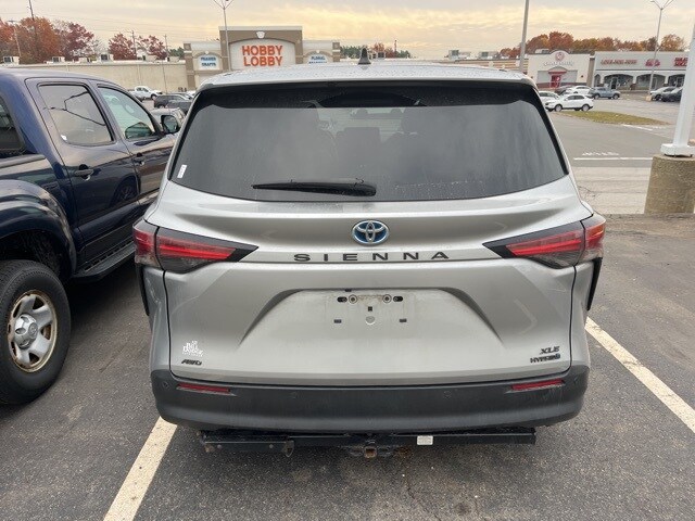2021 Toyota Sienna XLE photo 2