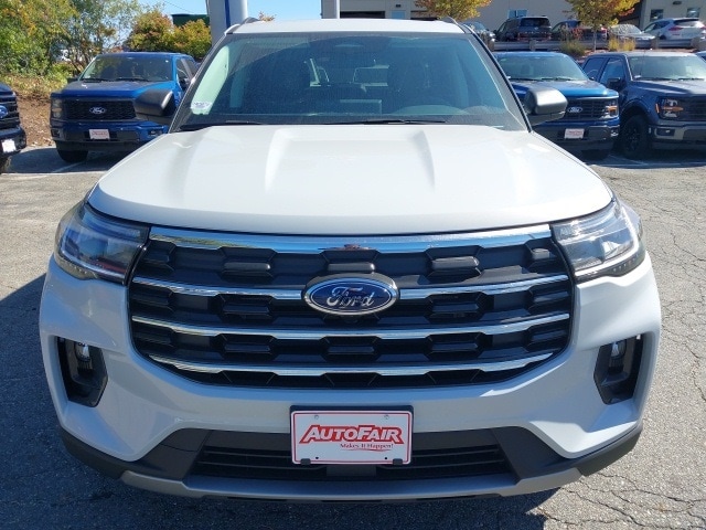 2025 Ford Explorer photo 2