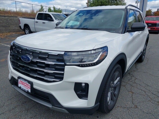 2025 Ford Explorer photo 2