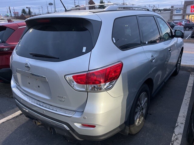 2015 Nissan Pathfinder SV photo 3
