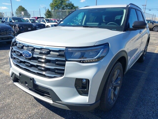 2025 Ford Explorer photo 3