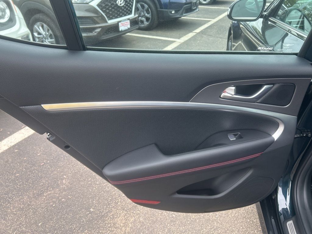 2025 GENESIS G70 Standard - Photo 19