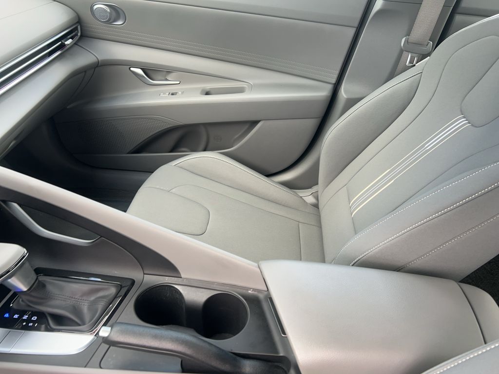 2024 Hyundai Elantra SEL - Photo 16