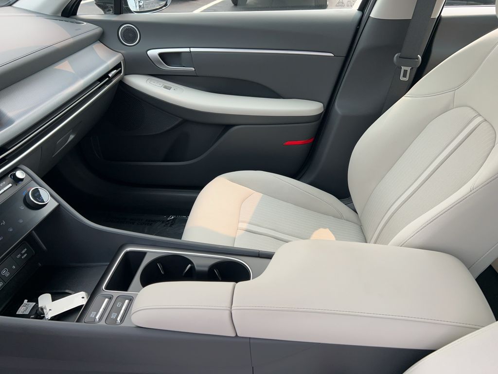 2025 Hyundai Sonata SEL - Photo 17