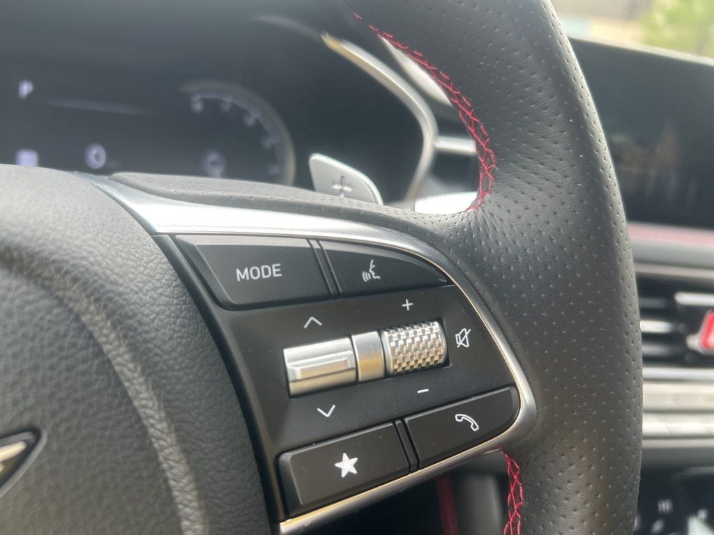 2025 GENESIS G70 Standard - Photo 11