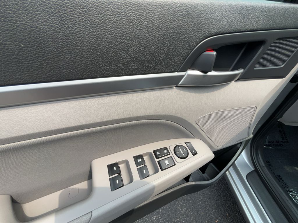 2020 Hyundai Elantra SEL - Photo 19