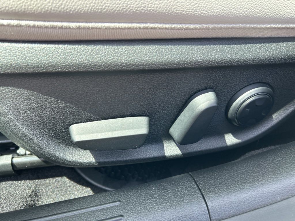 2025 GENESIS G70 Standard - Photo 14