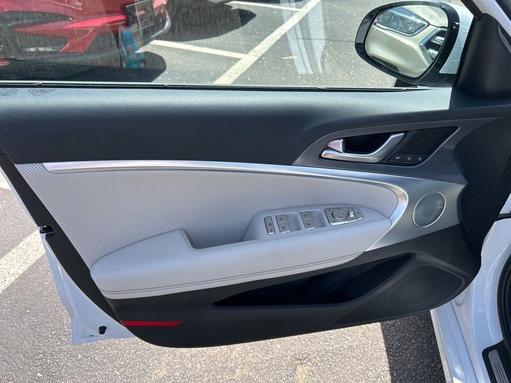 2025 GENESIS G70 Standard - Photo 12