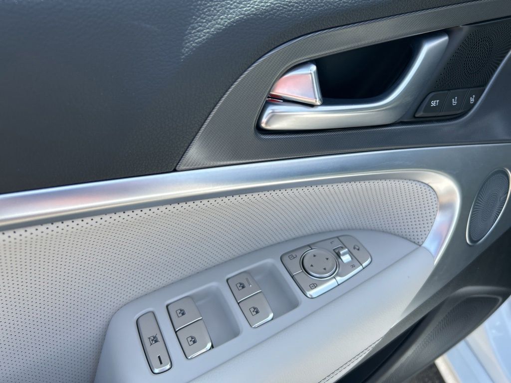 2025 GENESIS G70 Standard - Photo 13