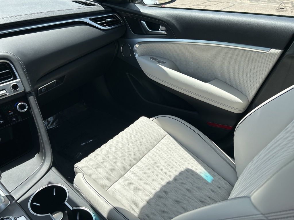 2025 GENESIS G70 Standard - Photo 17