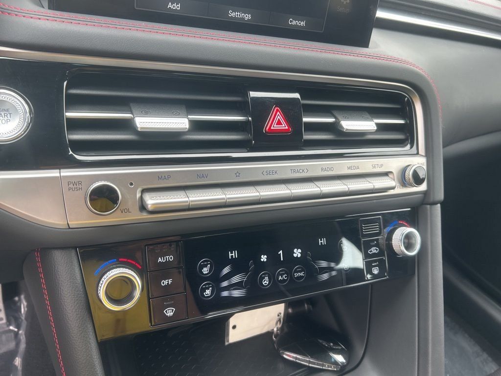 2025 GENESIS G70 Standard - Photo 17
