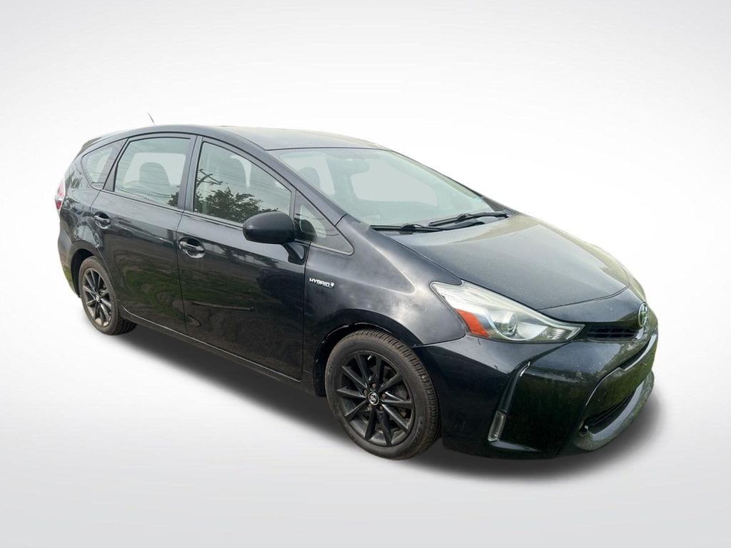 2015 Toyota Prius v Five's photo
