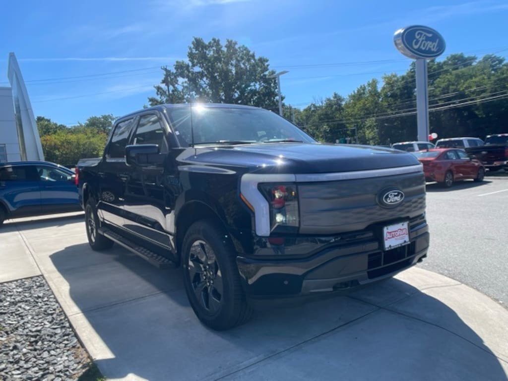 New 2025 Ford F-150 Lightning Lariat Truck