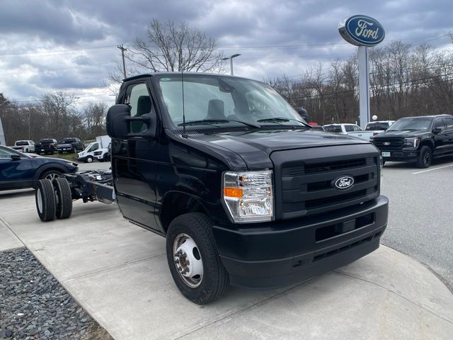 2027 Ford E-Series DRW E-450 Super Duty 176 in WB's photo