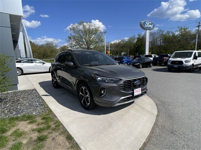 2023 Ford Escape Hybrid ST-Line Elite photo 2